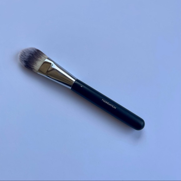 CHANEL flat foundation brush - Picture 4 of 6